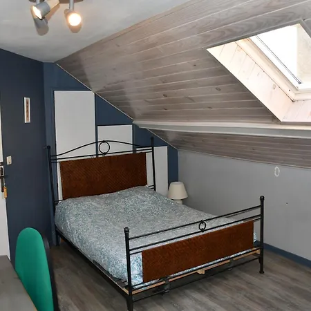 Aeroport A 500 Metres, Vendégház Tillé