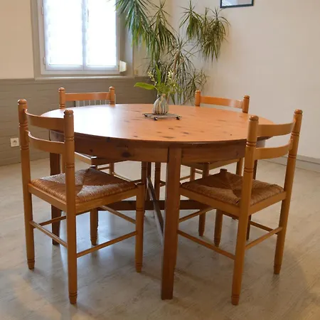 Aeroport A 500 Metres, Vendégház *